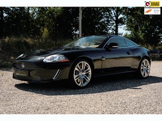 Jaguar XK 5.0 V8 Coupé Portfolio 510 pk | 100% Jaguar Service | 1e Eigenaar | Clima | Cruise | Leder | Navi | Stoelkoeling |
