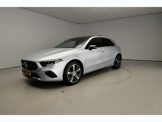 Mercedes-Benz A-klasse 250 e Star Edition Luxury Line | Pano | Trekhaak | Camera | 18"