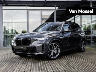 BMW X5 xDrive50e | DRAVITGRAU | ACHTERAS BESTURING | PANORAMADAK | TREKHAAK | SOFTCLOSE | STOELVENTILATIE | STOELVERWARMING | HARMAN KARDON | INTEGRAL ACTIVE STEERING | STOELMASSAGE | MEMORY | NL AUTO |