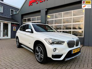 BMW X1 XDrive25i Centennial High Executive / Pano / Head-Up / Camera / Harman Kardon / Trekhaak / Sportleder / Zeer nette Auto !!.