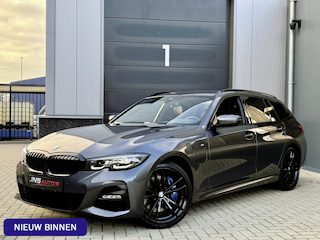 BMW 3-serie Touring 330e *M-Sport* Mineralgrau / Black Edition / Apple Carplay / Stoelverwarming / Leder/Alcantara / Trekhaak / 19"LMV