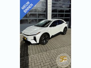 Toyota C-HR First Edition 77 kWh 20 INCH PARKEERSENSENSOREN V+A ELEKTR. ACHTERKLEP DODEHOEKSENSOREN