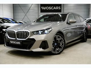 BMW i5 Touring eDrive40 84 kWh * SoH 96% - Trekhaak - Head Up - 360° - Stoelventilatie - Iconic Glow - ACC - Dodehoek *
