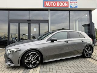 Mercedes-Benz A-klasse 180 AMG NIGHT PANO/SFEER/MEMORY/BURMESTER/ WIDESCREEN/NAVI/MATRIXLED/2XKEYLESS/CLIMA/STOELVERWARMING/S&S/SPORTZETELS - 1E. EIG - NL AUTO/KM = NAP