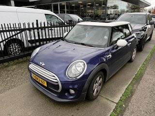 Mini Cooper 3-Deurs 1.5 Business Automaat ** Panodak ** Bluetooth ** Keyless