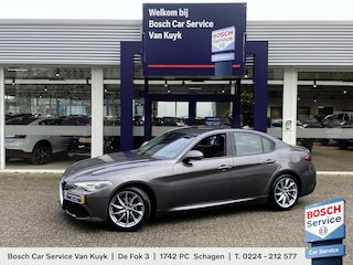 Alfa Romeo Giulia 2.0 T Q4 AWD Veloce / 280 Pk / NL-Auto / 1e-Eigenaar / Vol-Leder / Stuur -en Stoelverwarming / Elektr.-Stoelen met Geheugen / Flippers / Cruise-Control / Climate-Control /Radio-Bluetooth / Navi / PDC V+A / 18'' LMV / Inclusief Winterset LMV! / ENZ.