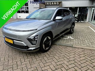 Hyundai Kona Comfort Smart Limited 65.4 kWh Dode Hoek detectie | Stoel-En Stuurverwarming | Trekhaak | Warmtepomp