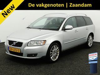 Volvo V50 2.0 Sport Bluetooth, Cruise control, Regensensor, Dimlichten automatisch, Een stijlvolle en sportieve stationwagen die bekendstaat om zijn degelijke bouwkwaliteit, comfort en Scandinavische uitstraling. De 2.0-liter benzinemotor biedt prettige prestaties en maakt d