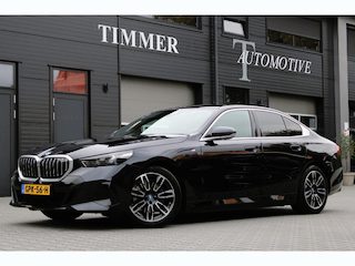 BMW 530e M Sport - Panoramadak + Harman Kardon + Trekhaak wegklapbaar + Adaptive Drive + 1e Eigenaar + Nederlandse BMW + Dealer onderhouden + 360 Camera + Led + Fabrieksgarantie