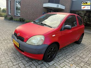 Toyota Yaris 1.0-16V VVT-i Terra / bj.2000 / airco / sportvelgen / export / APK tot 25/11/26 / NAP met 376726 km/ kleur: rood..