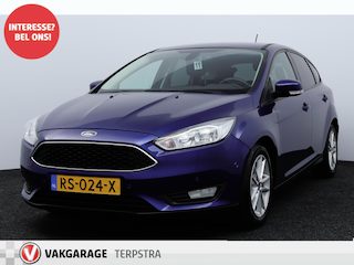 Ford Focus 1.0 Titanium/ Trekhaak/ 16'' LMV/ Android-Auto/ Navi/ Clima/ Cruise/ Elek. pakket/ Isofix/ Bluetooth/ 6-Bak/ Armsteun/ Multi. LEDER. Stuur/ Mistl./ PDC V+A/ Extra getint glas.