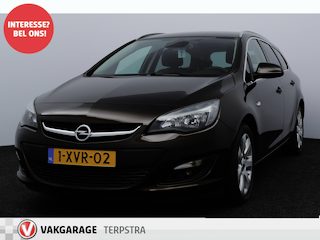 Opel Astra Sports Tourer 1.4 Turbo Design Edition/ APK 12-2027!/ Trekhaak/ 17'' LMV/ Half-Leder/ Extra Getint Glas/ Navi/ Airco/ Cruise/ Elek. pakket/ Isofix/ Bluetooth/ Armsteun/ Multi. LEDER. Stuur/ Mistl./ PDC/ Chroom.