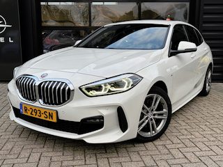 BMW 118i Business Edition M-sport Automaat | SPORTSTOELEN| BMW LED ADAPTIEF| SFEERVERLICHTING| NAVIGATIE| APPLE CARPLAY/ANDROID AUTO| CAMERA + PARKEERSENSOREN| 17" M-SPORT VELGEN| ELEC. CLIMATE CONTROL| BMW DEALER ONDERHOUDEN|