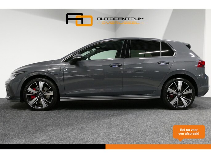 Volkswagen Golf 1.4 eHybrid GTE / Stuur- & stoelverwarming / Apple Carplay - Android Auto / Achteruitrijcamera / Sfeerverlichting / Full LED / 18'' LMV / Elektr. wegklapbare trekhaak / Navigatie / Climatronic / Keyless / Digitaal Instrumentenpaneel