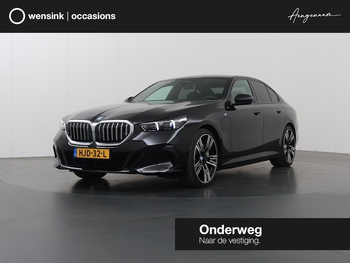 BMW 5-Serie 550e xDrive | M-Pakket | Comfortstoelen + Memory | Adaptief Onderstel | Comfort-Pakket | Panoramadak | Driving Assistant Professional | Shadow Line | Adaptieve LED Verlichting | DAB | Bowers & Wilkins Surround |