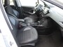 Peugeot 2008 1.2 PureTech automaat, Airco(automatisch), Multimediasysteem, Navigatie, Bluetooth telefoonverbinding, Cruise control, Parkeersensoren, Elektrische ramen en spiegels(inklapbaar), Zeer nette auto, BOVAG