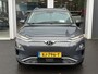 Hyundai Kona Electric EV Premium 64 kWh | BTW-Auto | Lederen Bekleding | Warmtepomp | HUD | Stoel/Stuurverwarming/- & verkoeling | Stuurverwarming | Achteruitrij camera | Apple Carplay/Android Auto | Dodehoek detectie | Keyless | Navigatie |