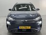 Hyundai Kona Electric EV Premium 64 kWh | BTW-Auto | Lederen Bekleding | Warmtepomp | HUD | Stoel/Stuurverwarming/- & verkoeling | Stuurverwarming | Achteruitrij camera | Apple Carplay/Android Auto | Dodehoek detectie | Keyless | Navigatie |
