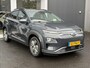Hyundai Kona Electric EV Premium 64 kWh | BTW-Auto | Lederen Bekleding | Warmtepomp | HUD | Stoel/Stuurverwarming/- & verkoeling | Stuurverwarming | Achteruitrij camera | Apple Carplay/Android Auto | Dodehoek detectie | Keyless | Navigatie |