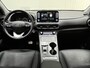 Hyundai Kona Electric EV Premium 64 kWh | BTW-Auto | Lederen Bekleding | Warmtepomp | HUD | Stoel/Stuurverwarming/- & verkoeling | Stuurverwarming | Achteruitrij camera | Apple Carplay/Android Auto | Dodehoek detectie | Keyless | Navigatie |