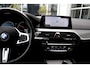 BMW 5-Serie M550i V8 462PK xDrive High Executive*Perfect BMW Onderh.*Bowers&Wilkins Diamond/Co-Pilot Pack/Softclose/Nachtzicht/Head-Up/Apple Carplay-Android/M-Stof/Stoelverw./Stuurwielverw./360/Adapt. Koplampen/Elek. Achterklep/Standkachel/VOL*