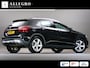 Mercedes-Benz GLA 180 Ambition (SCHUIF-/KANTELDAK, NAVIGATIESYSTEEM, CRUISE CONTROL, BLUETOOTH, BI-XENON, LM-VELGEN 18")