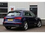 Audi Q5 55 TFSI e 367PK Plug in S-Line Quattro Competition*Perfect Audi Onderh.*BTW*1ste Eig!*Luchtvering/Panodak/Head-Up/Elek. Trekhaak/Keyless Entry+Go/S-Line Sportstoelen/Stoelverw./LED/DAB/19 inch LM*