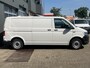 Volkswagen Transporter 2.0 TDI L2H1 102pk Omvormer kastinrichting Airco Cruise control Trekhaak 2200kg trekgewicht Telefoonvoorbereiding Usb aansluiting 2-Persoons Parkeerhulp achter 1e eigenaar Euro 6 Bestel Bpm vrij