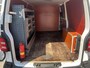 Volkswagen Transporter 2.0 TDI L2H1 102pk Omvormer Airco Cruise control Trekhaak 2200kg trekgewicht Telefoonvoorbereiding Usb aansluiting 2-Persoons Parkeerhulp achter 1e eigenaar Euro 6 Bestel Bpm vrij