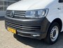 Volkswagen Transporter 2.0 TDI L2H1 102pk Omvormer kastinrichting Airco Cruise control Trekhaak 2200kg trekgewicht Telefoonvoorbereiding Usb aansluiting 2-Persoons Parkeerhulp achter 1e eigenaar Euro 6 Bestel Bpm vrij