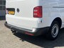 Volkswagen Transporter 2.0 TDI L2H1 102pk Omvormer kastinrichting Airco Cruise control Trekhaak 2200kg trekgewicht Telefoonvoorbereiding Usb aansluiting 2-Persoons Parkeerhulp achter 1e eigenaar Euro 6 Bestel Bpm vrij