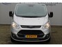 Ford Transit Custom 290 2.0-105pk TDCI L2H1 Trend. Nette Ford Custom in de verlengde uitvoering, deze wagen kan u nog jaren tot dienst zijn. Airco, navigatie, telefoonvoorb., voorraamverwarming, lane assist, parkeersensoren v+a, camera, trekhaak, metallic lak, 3-zits etc.