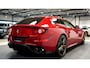Ferrari FF 6.3 V12 HELE ROSSO MARANELLO + LED STUUR + CARBON INTERIEUR + LIFT V&A + 3 X CAMERA + DVD SCHERMEN + CRUISE CONTROL + NAVIGATIE + BLUETOOTH + JBL AUDIO + STOELVERWARMING&-KOELING + AFS + FRONT PPF + 20" LM-VELGEN!!