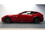 Ferrari FF 6.3 V12 HELE ROSSO MARANELLO + LED STUUR + CARBON INTERIEUR + LIFT V&A + 3 X CAMERA + DVD SCHERMEN + CRUISE CONTROL + NAVIGATIE + BLUETOOTH + JBL AUDIO + STOELVERWARMING&-KOELING + AFS + FRONT PPF + 20" LM-VELGEN!!