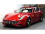 Ferrari FF 6.3 V12 HELE ROSSO MARANELLO + LED STUUR + CARBON INTERIEUR + LIFT V&A + 3 X CAMERA + DVD SCHERMEN + CRUISE CONTROL + NAVIGATIE + BLUETOOTH + JBL AUDIO + STOELVERWARMING&-KOELING + AFS + FRONT PPF + 20" LM-VELGEN!!