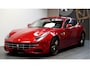 Ferrari FF 6.3 V12 HELE ROSSO MARANELLO + LED STUUR + CARBON INTERIEUR + LIFT V&A + 3 X CAMERA + DVD SCHERMEN + CRUISE CONTROL + NAVIGATIE + BLUETOOTH + JBL AUDIO + STOELVERWARMING&-KOELING + AFS + FRONT PPF + 20" LM-VELGEN!!