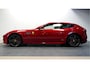 Ferrari FF 6.3 V12 HELE ROSSO MARANELLO + LED STUUR + CARBON INTERIEUR + LIFT V&A + 3 X CAMERA + DVD SCHERMEN + CRUISE CONTROL + NAVIGATIE + BLUETOOTH + JBL AUDIO + STOELVERWARMING&-KOELING + AFS + FRONT PPF + 20" LM-VELGEN!!