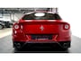 Ferrari FF 6.3 V12 HELE ROSSO MARANELLO + LED STUUR + CARBON INTERIEUR + LIFT V&A + 3 X CAMERA + DVD SCHERMEN + CRUISE CONTROL + NAVIGATIE + BLUETOOTH + JBL AUDIO + STOELVERWARMING&-KOELING + AFS + FRONT PPF + 20" LM-VELGEN!!