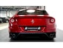Ferrari FF 6.3 V12 HELE ROSSO MARANELLO + LED STUUR + CARBON INTERIEUR + LIFT V&A + 3 X CAMERA + DVD SCHERMEN + CRUISE CONTROL + NAVIGATIE + BLUETOOTH + JBL AUDIO + STOELVERWARMING&-KOELING + AFS + FRONT PPF + 20" LM-VELGEN!!