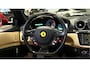 Ferrari FF 6.3 V12 HELE ROSSO MARANELLO + LED STUUR + CARBON INTERIEUR + LIFT V&A + 3 X CAMERA + DVD SCHERMEN + CRUISE CONTROL + NAVIGATIE + BLUETOOTH + JBL AUDIO + STOELVERWARMING&-KOELING + AFS + FRONT PPF + 20" LM-VELGEN!!