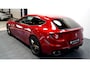 Ferrari FF 6.3 V12 HELE ROSSO MARANELLO + LED STUUR + CARBON INTERIEUR + LIFT V&A + 3 X CAMERA + DVD SCHERMEN + CRUISE CONTROL + NAVIGATIE + BLUETOOTH + JBL AUDIO + STOELVERWARMING&-KOELING + AFS + FRONT PPF + 20" LM-VELGEN!!
