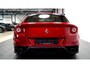 Ferrari FF 6.3 V12 HELE ROSSO MARANELLO + LED STUUR + CARBON INTERIEUR + LIFT V&A + 3 X CAMERA + DVD SCHERMEN + CRUISE CONTROL + NAVIGATIE + BLUETOOTH + JBL AUDIO + STOELVERWARMING&-KOELING + AFS + FRONT PPF + 20" LM-VELGEN!!