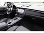 Porsche Macan 2.0 Panoramadak/Adaptive cruise control/Lederen bekleding/Elektr. verstelbare stoelen met geheugen/Navigatie/Achteruitrijcamera/Voor- en achterstoelen verwarmd/Elek. achterklep/Parkeersensoren/Privacy glas/20 inch