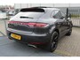 Porsche Macan 2.0 Panoramadak/Adaptive cruise control/Lederen bekleding/Elektr. verstelbare stoelen met geheugen/Navigatie/Achteruitrijcamera/Voor- en achterstoelen verwarmd/Elek. achterklep/Parkeersensoren/Privacy glas/20 inch