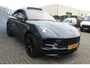 Porsche Macan 2.0 Panoramadak/Adaptive cruise control/Lederen bekleding/Elektr. verstelbare stoelen met geheugen/Navigatie/Achteruitrijcamera/Voor- en achterstoelen verwarmd/Elek. achterklep/Parkeersensoren/Privacy glas/20 inch