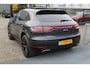Porsche Macan 2.0 Panoramadak/Adaptive cruise control/Lederen bekleding/Elektr. verstelbare stoelen met geheugen/Navigatie/Achteruitrijcamera/Voor- en achterstoelen verwarmd/Elek. achterklep/Parkeersensoren/Privacy glas/20 inch