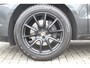 Porsche Macan 2.0 Panoramadak/Adaptive cruise control/Lederen bekleding/Elektr. verstelbare stoelen met geheugen/Navigatie/Achteruitrijcamera/Voor- en achterstoelen verwarmd/Elek. achterklep/Parkeersensoren/Privacy glas/20 inch