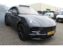 Porsche Macan 2.0 Panoramadak/Adaptive cruise control/Lederen bekleding/Elektr. verstelbare stoelen met geheugen/Navigatie/Achteruitrijcamera/Voor- en achterstoelen verwarmd/Elek. achterklep/Parkeersensoren/Privacy glas/20 inch