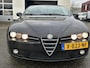 Alfa Romeo Spider 2.2 JTS Exclusive AIRCO I NAVIGATIE I LMV I ELEKTRISCH DAK I COMPLETE ONDERHOUDSHISTORIE Van tweede eigenaar, sinds 2009 in bezit gehad met complete onderhoudshistorie