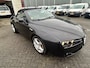 Alfa Romeo Spider 2.2 JTS Exclusive AIRCO I NAVIGATIE I LMV I ELEKTRISCH DAK I COMPLETE ONDERHOUDSHISTORIE Van tweede eigenaar, sinds 2009 in bezit gehad met complete onderhoudshistorie